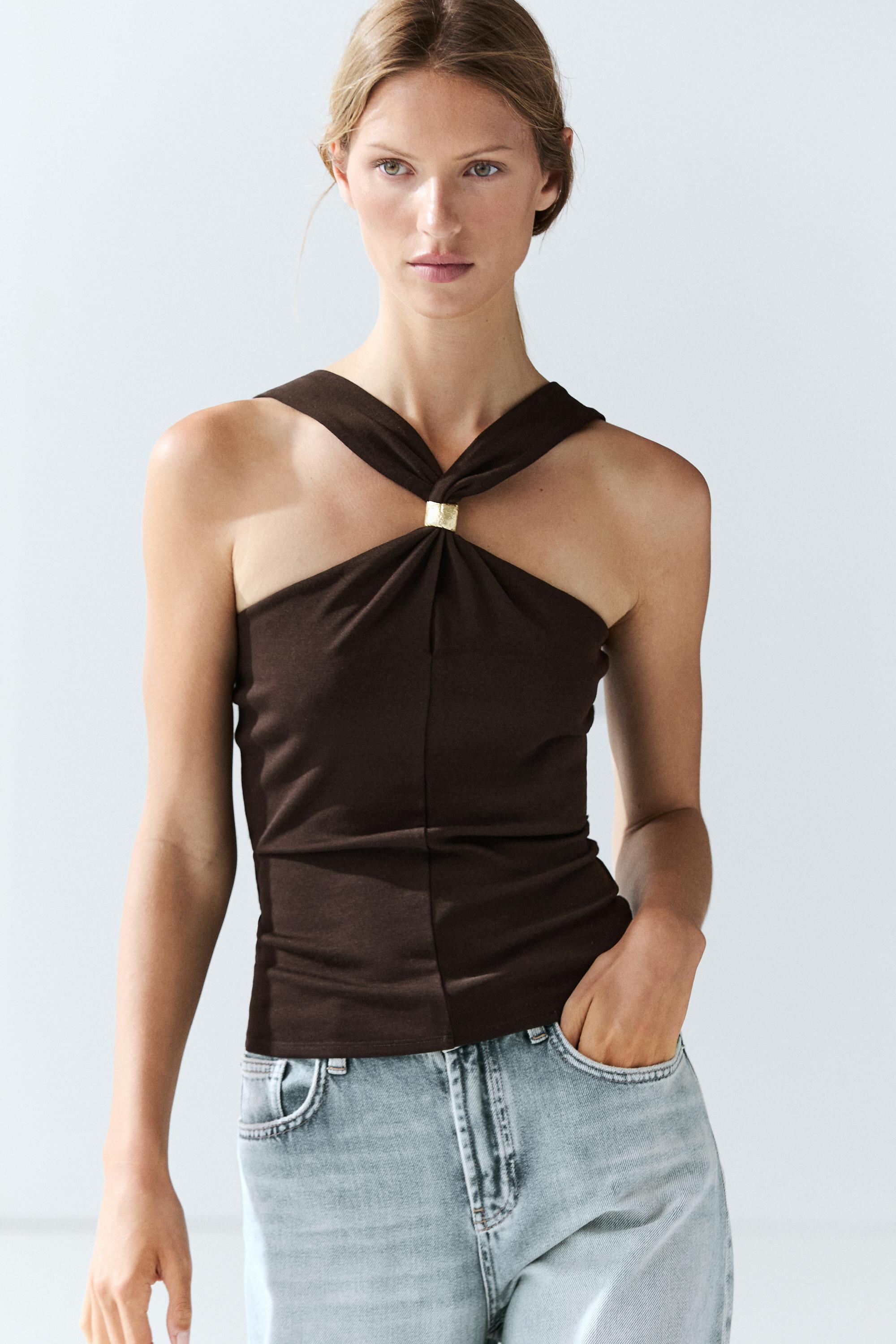 Top à encolure américaine bretelles bijou